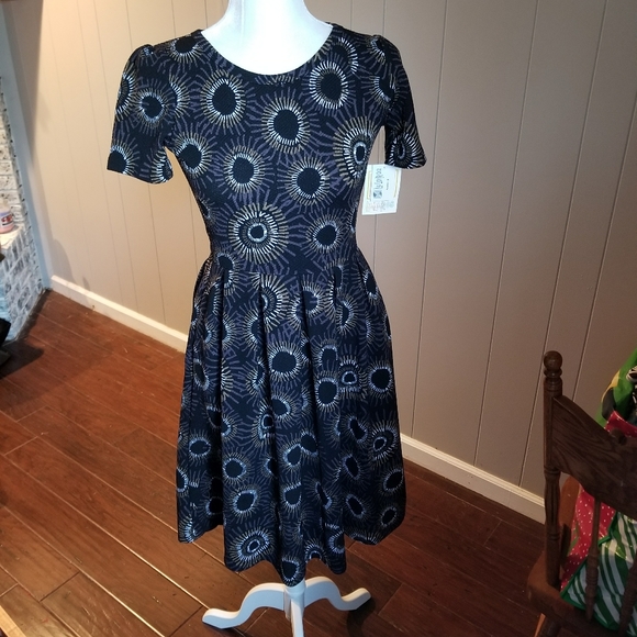 Lovely short sleeved Lula Roe dress - Picture 2 of 6